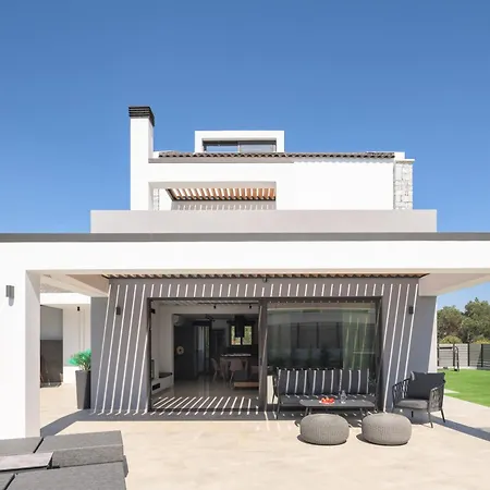 Monti Luxury Villa, With Heated Pool & Hot Tub