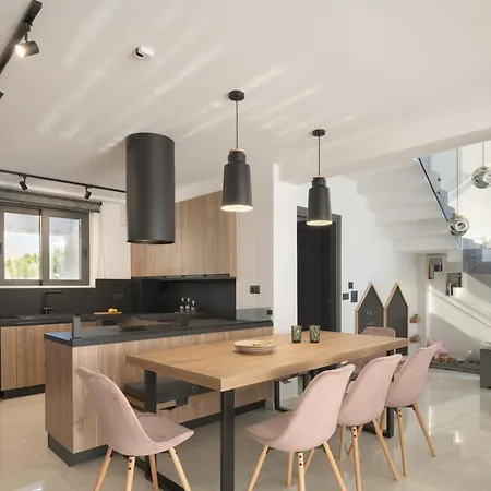Monti Luxury Villa, With Heated Pool & Hot Tub Villa Lefkogeia