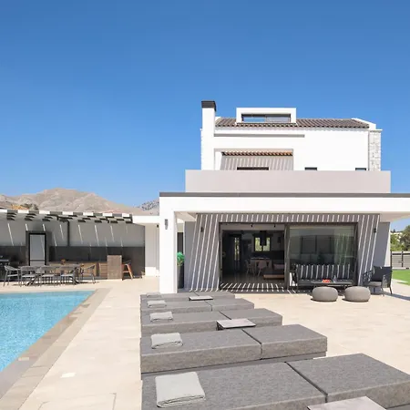 Villa Monti Luxury Villa, With Heated Pool & Hot Tub