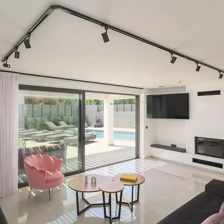 Monti Luxury Villa, With Heated Pool & Hot Tub Lefkogeia